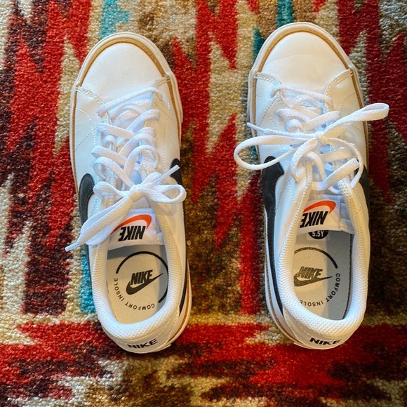 Nike shoes size 5.5 boys - Picture 2 of 3